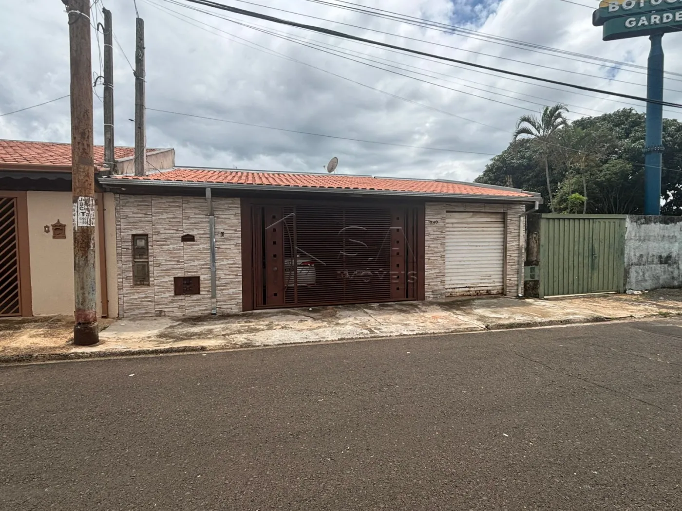 Comprar Casa / Padr&atilde;o em Botucatu R$ 220.000,00 - Foto 1