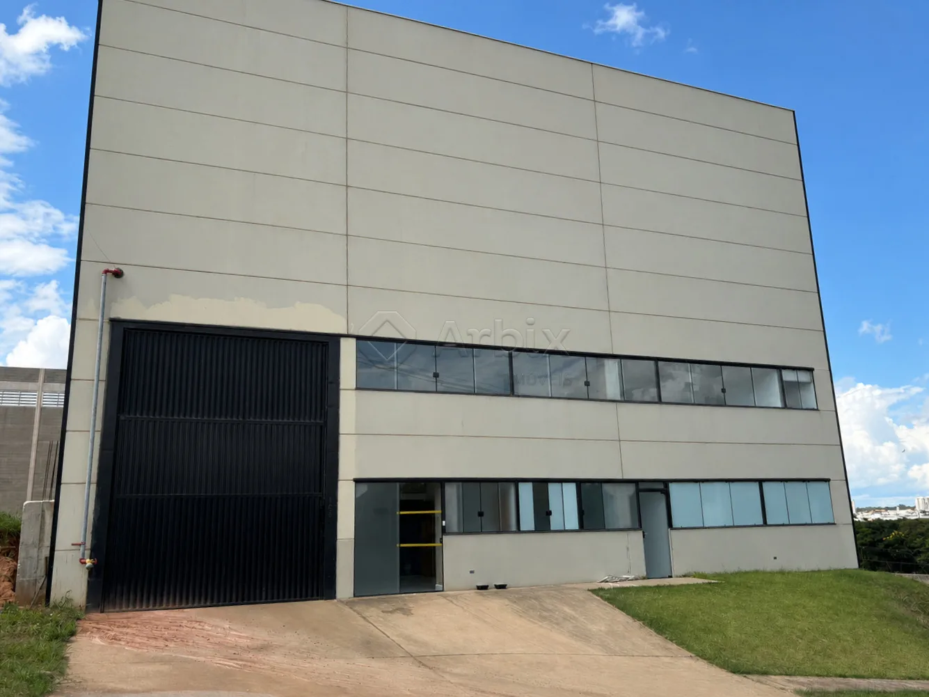Alugar Comercial / Sal&atilde;o Industrial em Condom&iacute;nio em Santa B&aacute;rbara D`Oeste R$ 17.000,00 - Foto 1