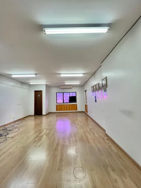 Maringa Zona 01 comercial Locacao R$ 1.350,00 Condominio R$280,00  Area do terreno 56.69m2 