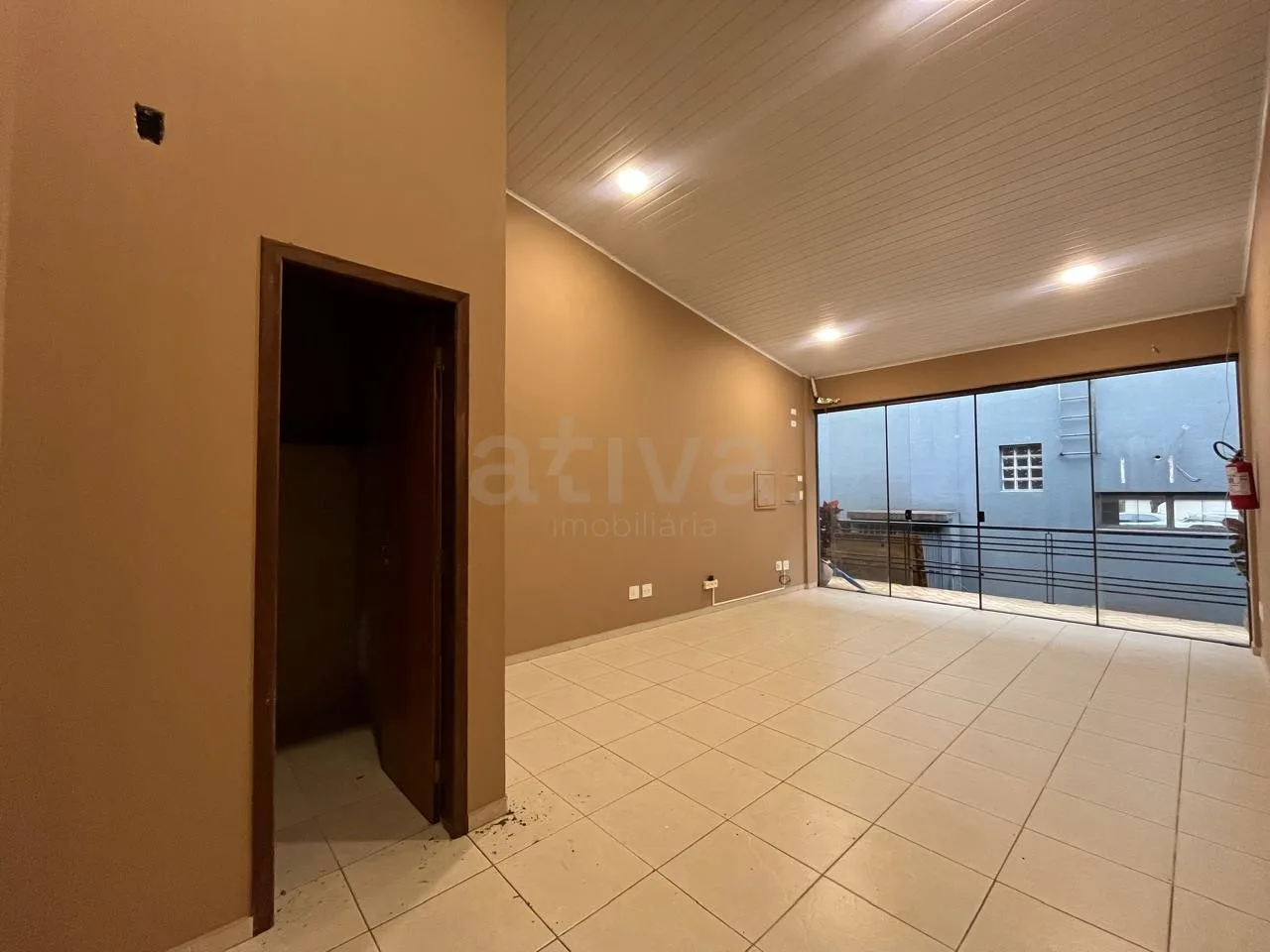 Alugar Comercial / Sala Comercial em Toledo R$ 1.300,00 - Foto 2