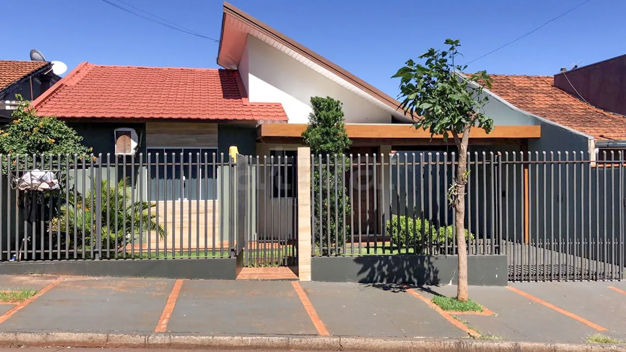 Comprar Casa / Padr&atilde;o em Toledo R$ 420.000,00 - Foto 1