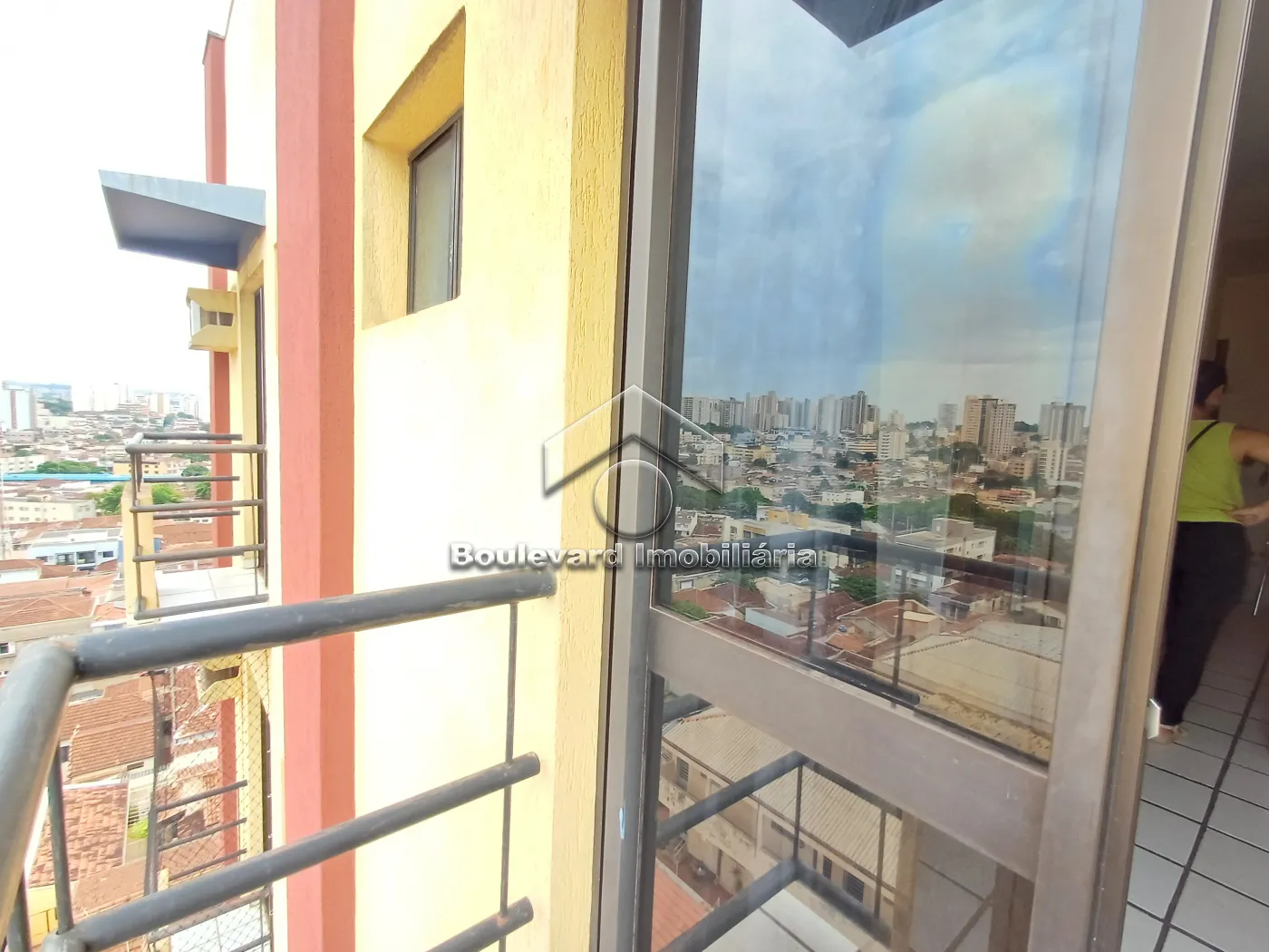 Alugar Apartamento / Padr&atilde;o em Ribeir&atilde;o Preto R$ 1.150,00 - Foto 3