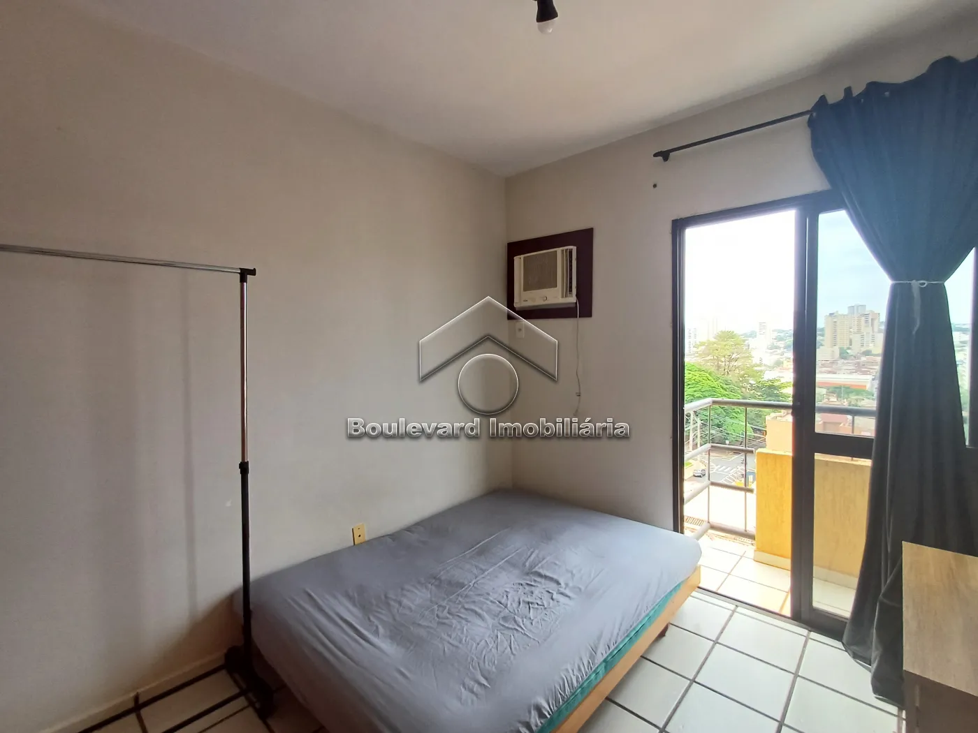 Alugar Apartamento / Padr&atilde;o em Ribeir&atilde;o Preto R$ 1.150,00 - Foto 4