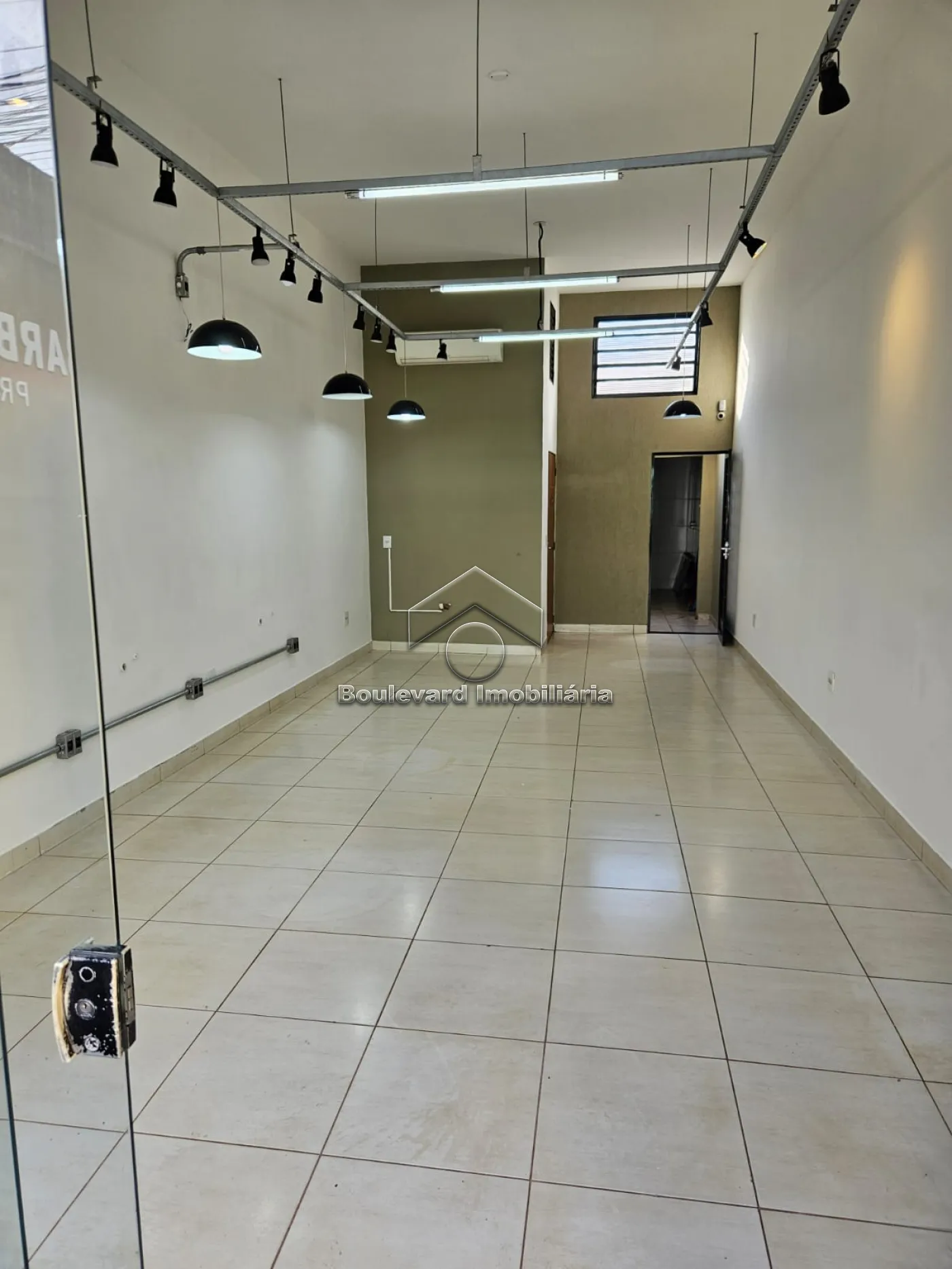 Alugar Comercial / Loja em Ribeir&atilde;o Preto R$ 2.500,00 - Foto 3