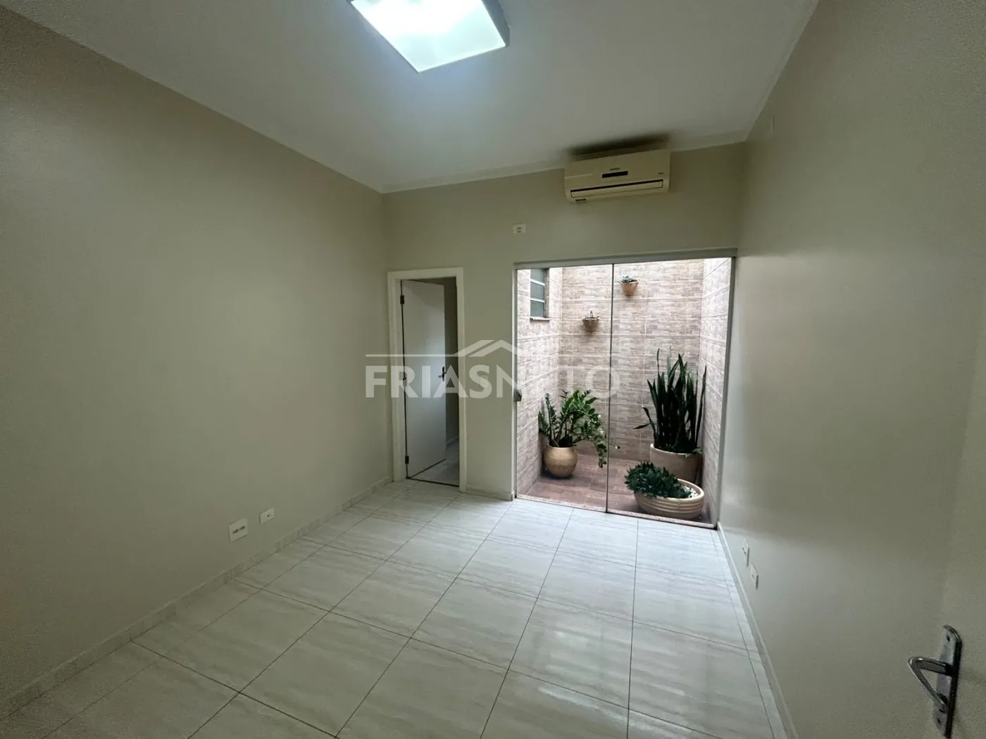 Alugar Comercial / Sala em Piracicaba R$ 1.100,00 - Foto 2