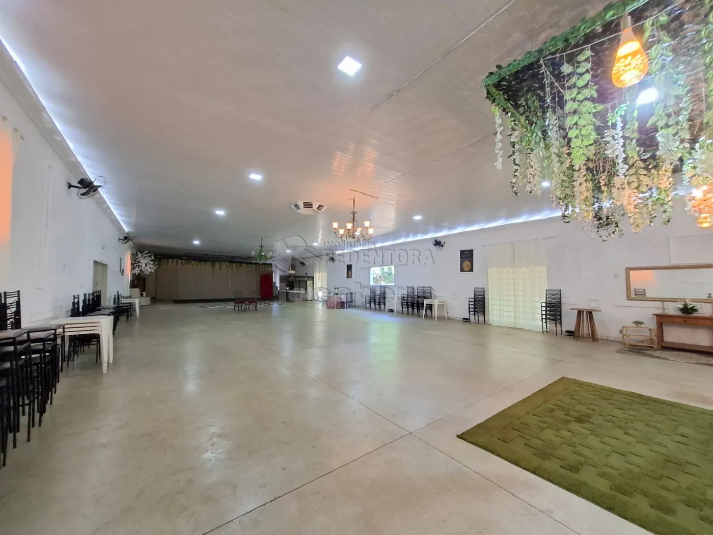 Alugar Comercial / Sal&atilde;o em Guapia&ccedil;u R$ 9.000,00 - Foto 2