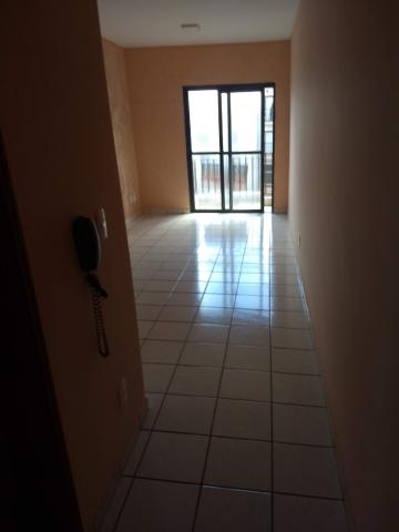 Alugar Apartamento / Padr&atilde;o em S&atilde;o Jos&eacute; do Rio Preto R$ 700,00 - Foto 4