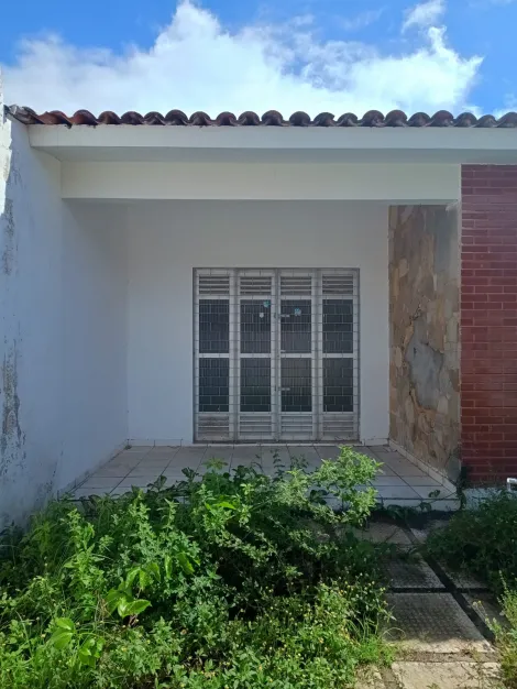 Casa com 3 Quartos e Jardim � venda em Cruz das Almas