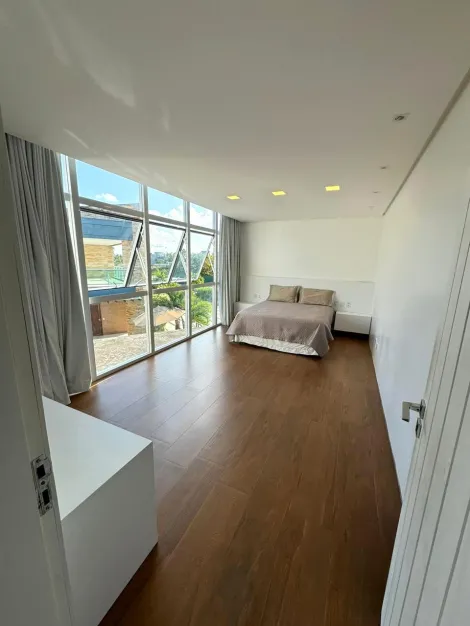 Casa com 5 Su�tes e Piscina com Deck � venda no Condom�nio Laguna