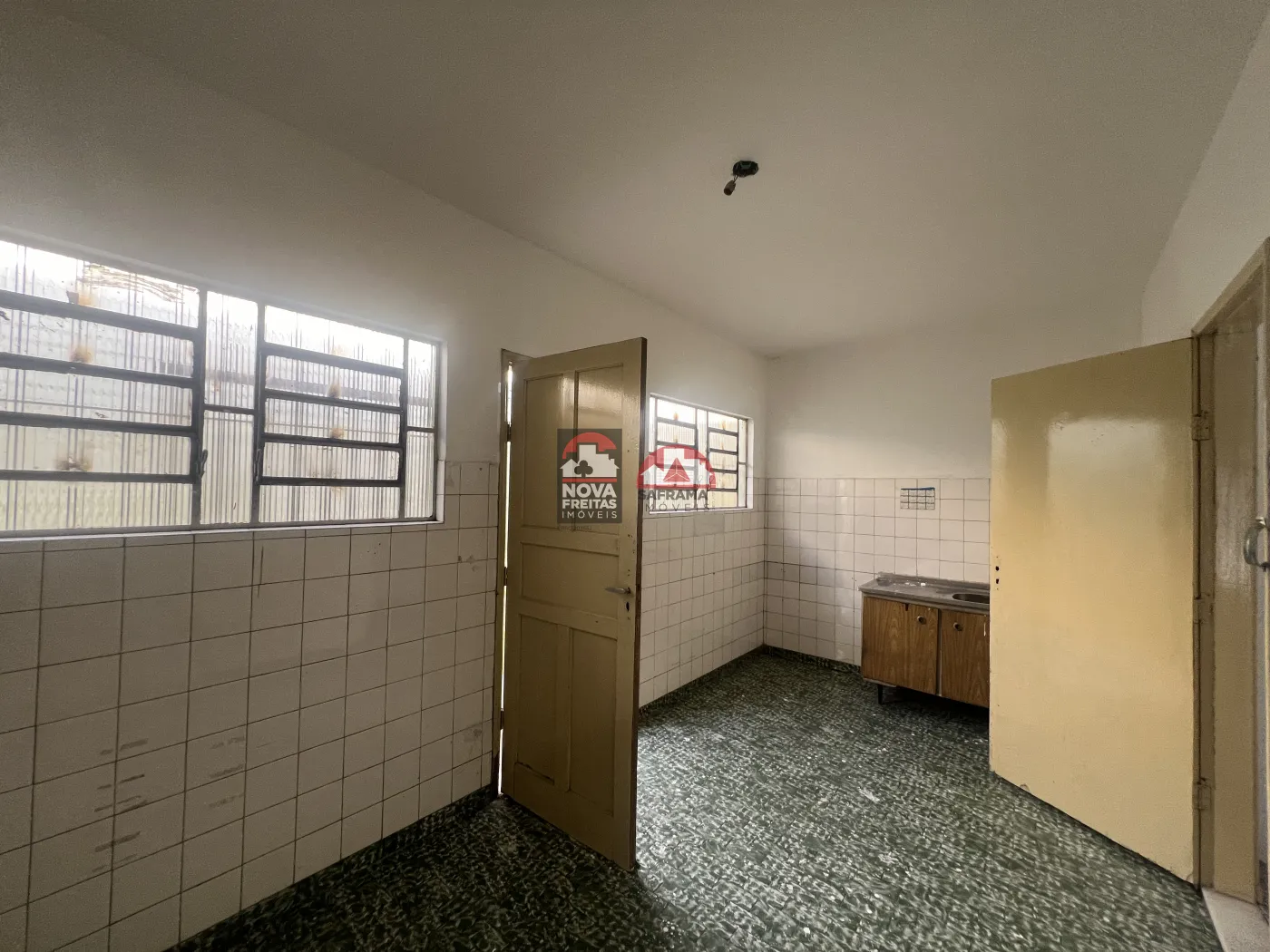 Alugar Comercial / Casa em S&atilde;o Jos&eacute; dos Campos R$ 1.800,00 - Foto 9