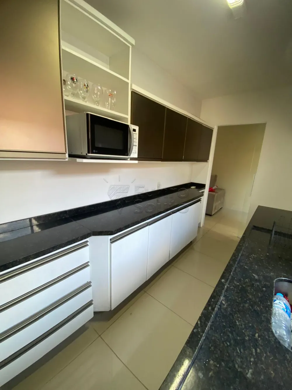 Comprar Casa / Padr&atilde;o em Pelotas R$ 460.000,00 - Foto 4