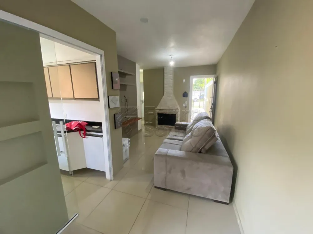 Comprar Casa / Padr&atilde;o em Pelotas R$ 460.000,00 - Foto 2