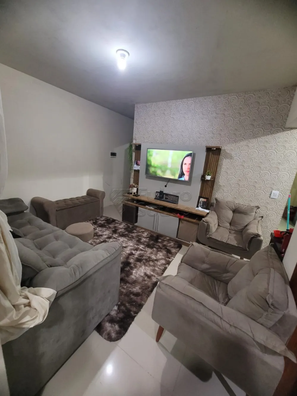 Comprar Casa / Padr&atilde;o em Pelotas R$ 318.000,00 - Foto 2