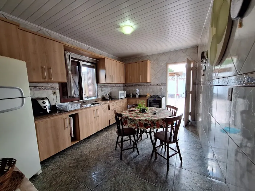 Comprar Casa / Padr&atilde;o em Pelotas R$ 424.000,00 - Foto 2