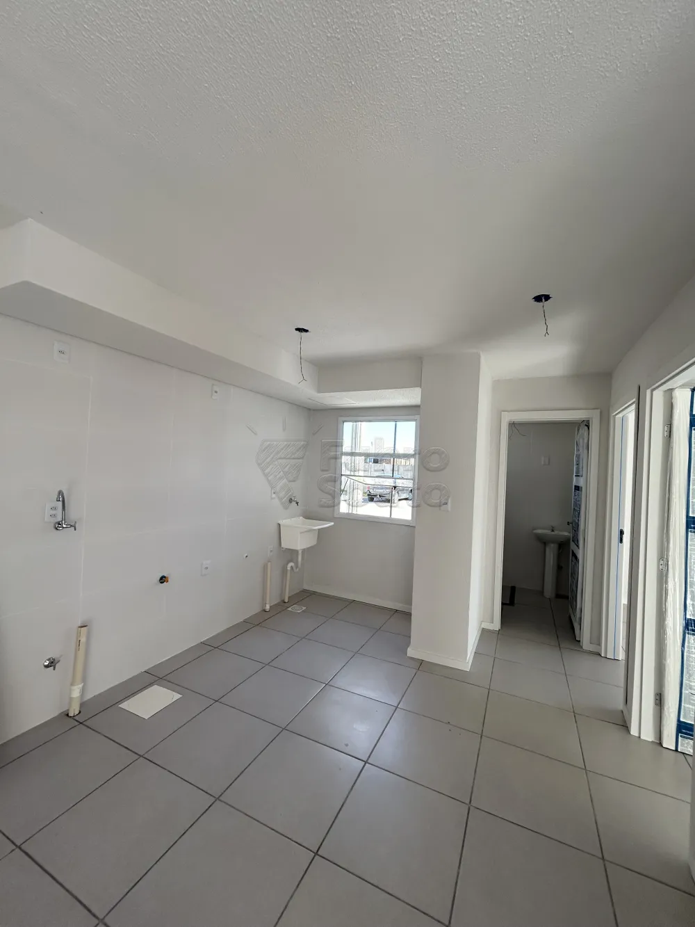 Alugar Apartamento / Padr&atilde;o em Pelotas R$ 700,00 - Foto 3