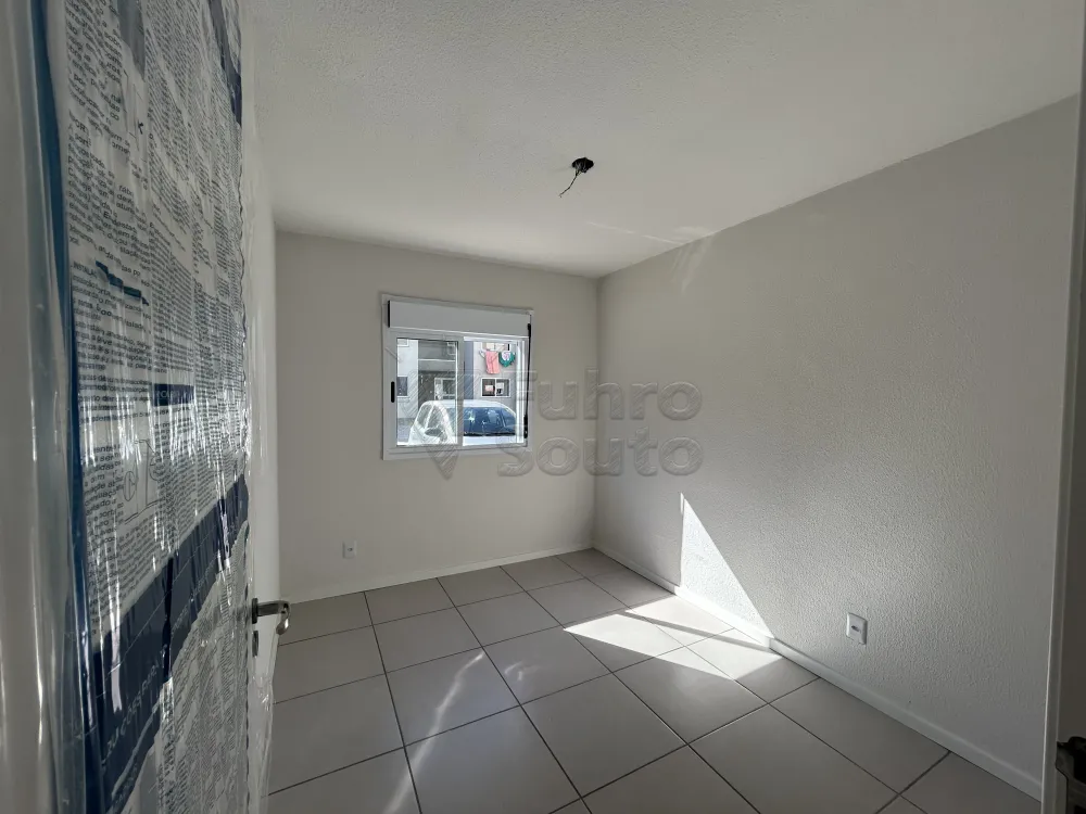 Alugar Apartamento / Padr&atilde;o em Pelotas R$ 700,00 - Foto 6