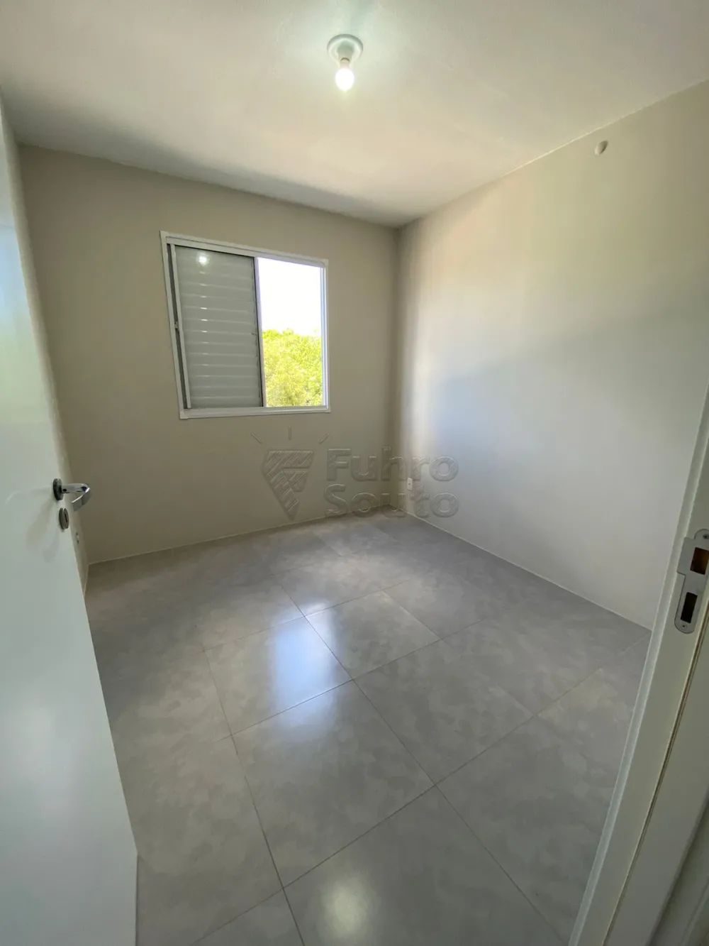 Alugar Apartamento / Padr&atilde;o em Pelotas R$ 900,00 - Foto 5