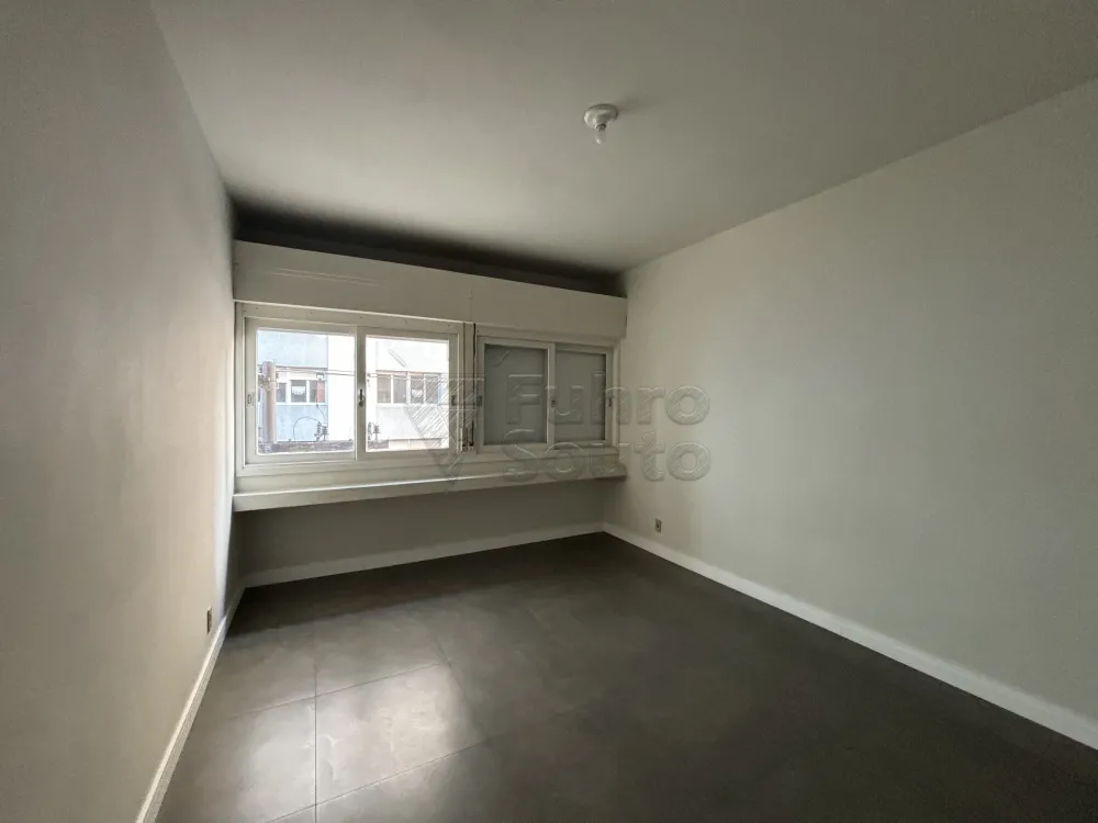 Alugar Apartamento / Padr&atilde;o em Pelotas R$ 880,00 - Foto 1