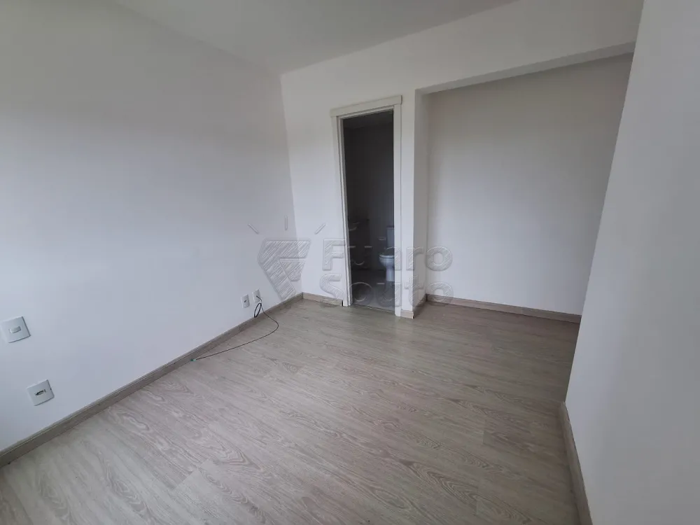 Alugar Apartamento / Padr&atilde;o em Pelotas R$ 1.450,00 - Foto 2