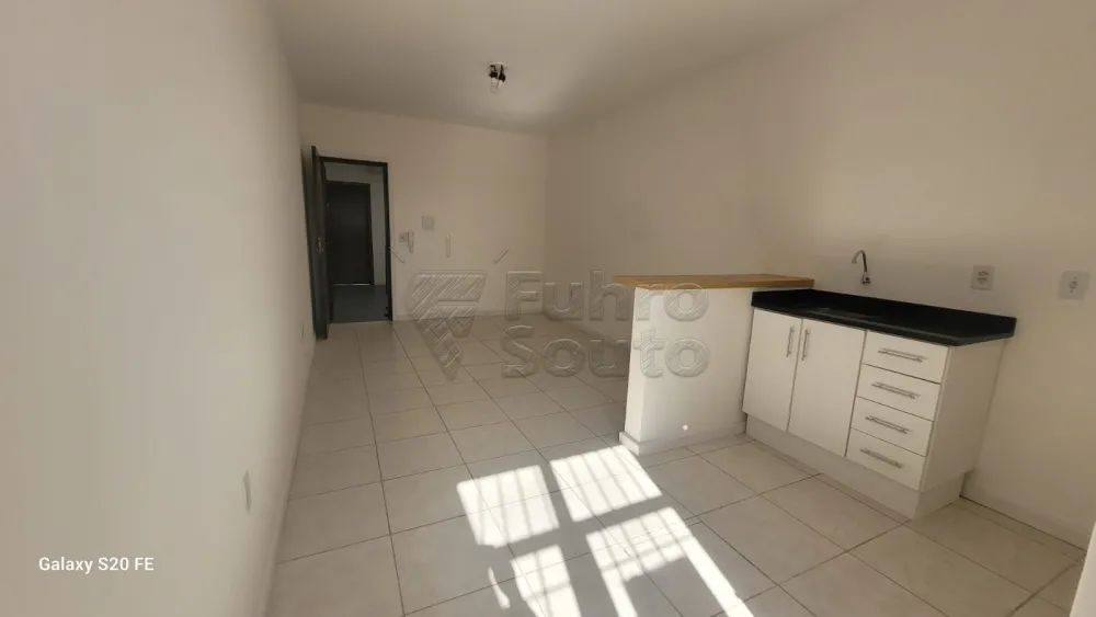 Alugar Apartamento / Kitinete em Pelotas R$ 650,00 - Foto 3