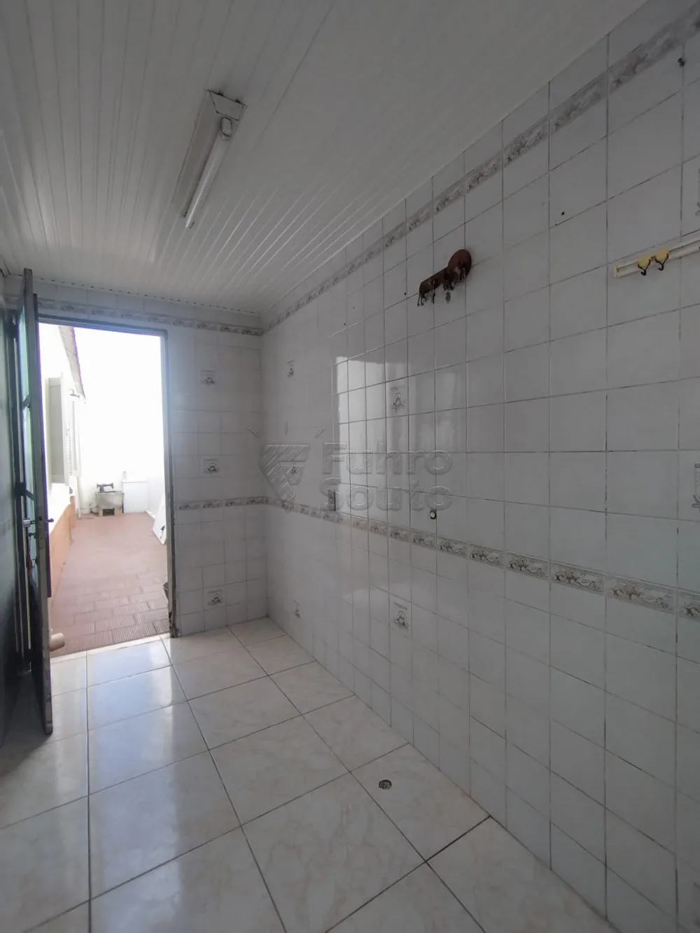 Alugar Casa / Padr&atilde;o em Pelotas R$ 2.000,00 - Foto 3