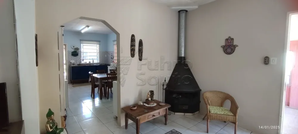 Comprar Casa / Padr&atilde;o em Pelotas R$ 430.000,00 - Foto 4