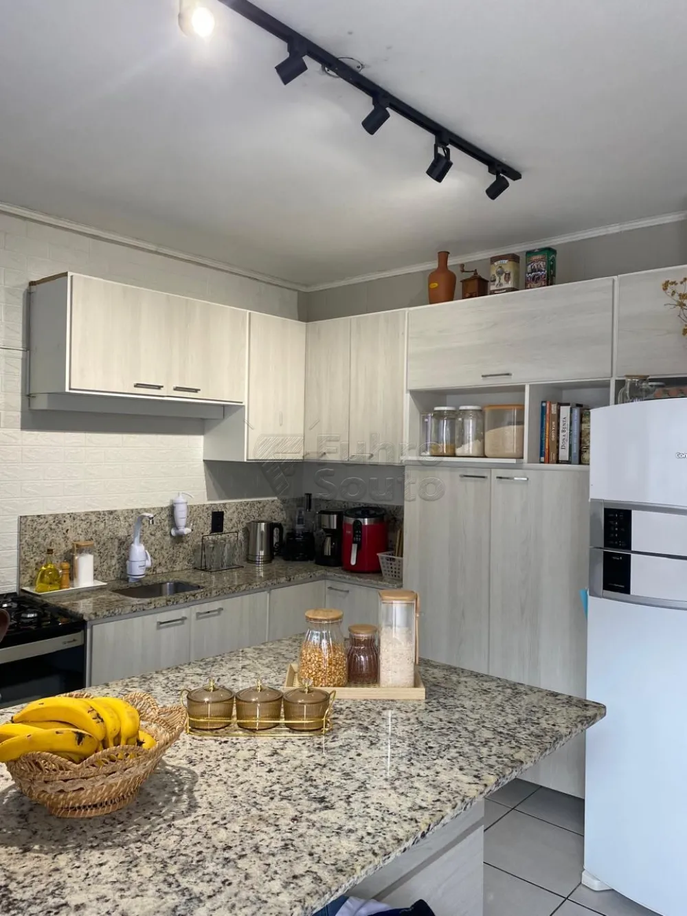 Comprar Casa / Padr&atilde;o em Pelotas R$ 820.000,00 - Foto 4