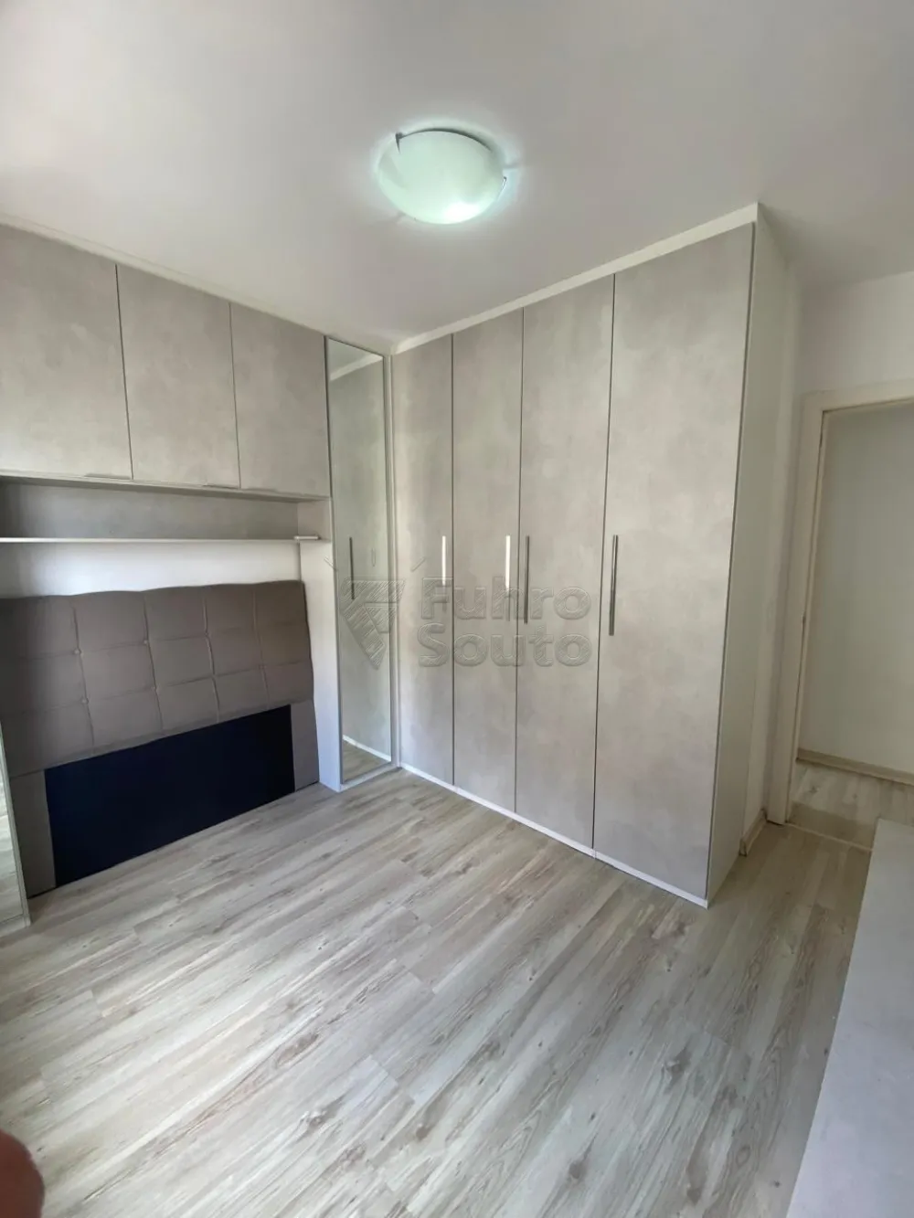 Comprar Apartamento / Padr&atilde;o em Pelotas R$ 318.000,00 - Foto 12