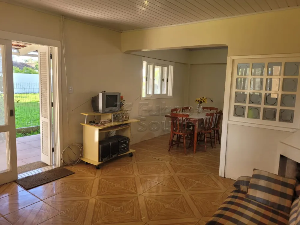 Comprar Casa / Padr&atilde;o em Pelotas R$ 390.000,00 - Foto 1