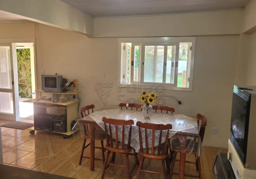 Comprar Casa / Padr&atilde;o em Pelotas R$ 390.000,00 - Foto 4