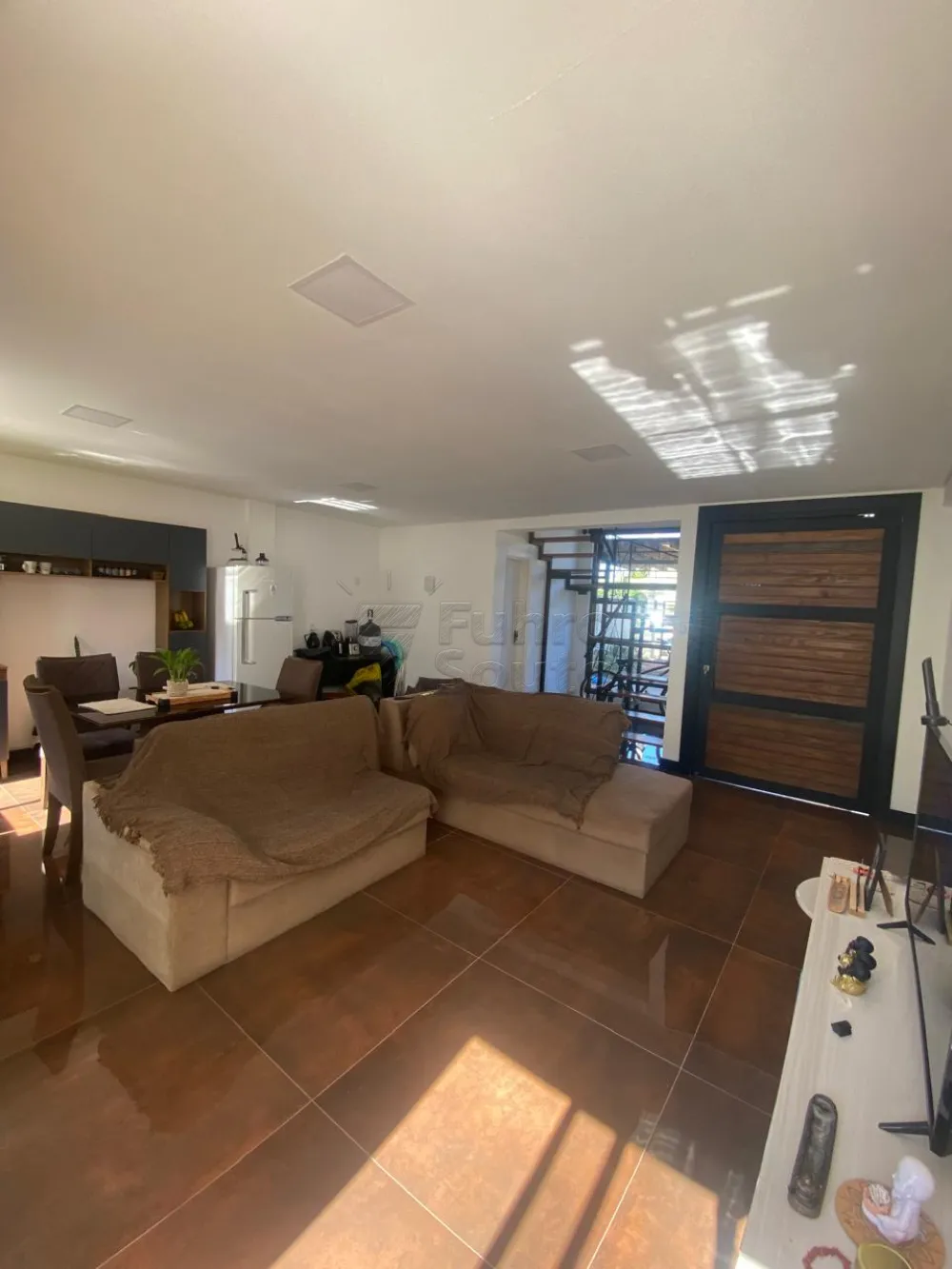 Comprar Casa / Padr&atilde;o em Pelotas R$ 600.000,00 - Foto 2