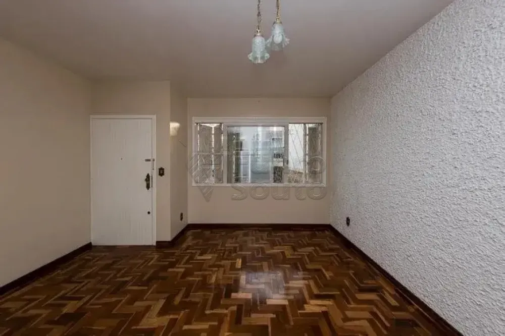 Comprar Casa / Padr&atilde;o em Pelotas R$ 790.000,00 - Foto 3