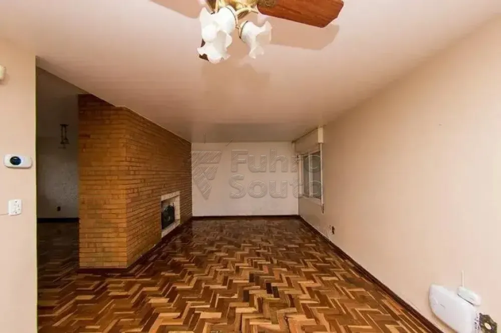 Comprar Casa / Padr&atilde;o em Pelotas R$ 790.000,00 - Foto 2