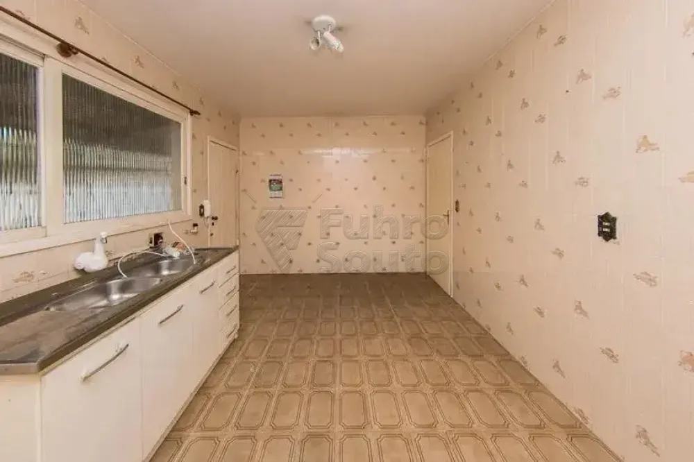 Comprar Casa / Padr&atilde;o em Pelotas R$ 790.000,00 - Foto 4