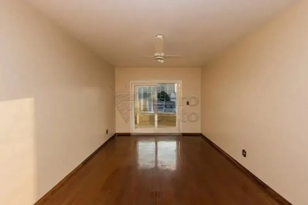 Comprar Casa / Padr&atilde;o em Pelotas R$ 790.000,00 - Foto 8