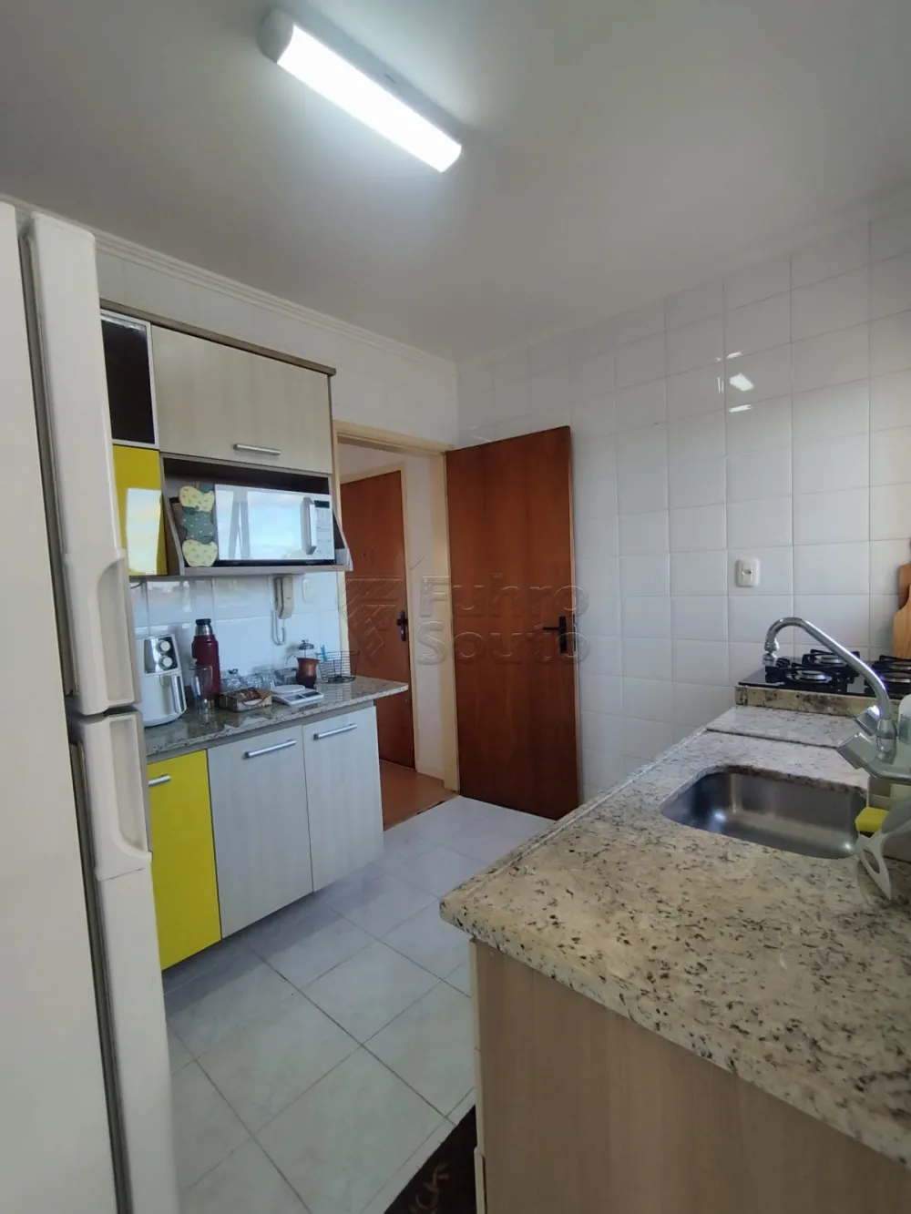 Comprar Apartamento / Padr&atilde;o em Pelotas R$ 375.000,00 - Foto 4