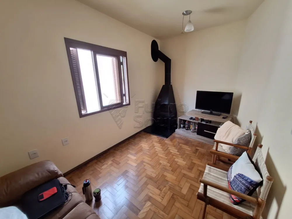 Comprar Casa / Padr&atilde;o em Pelotas R$ 550.000,00 - Foto 4