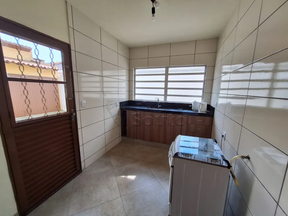 Comprar Casa / Padr&atilde;o em Pelotas R$ 550.000,00 - Foto 2