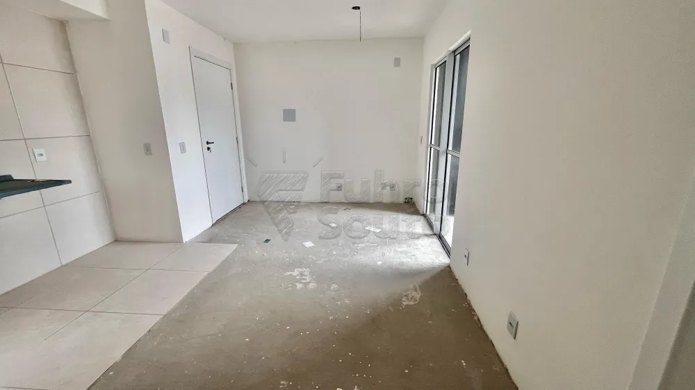 Comprar Apartamento / Padr&atilde;o em Pelotas R$ 220.000,00 - Foto 3