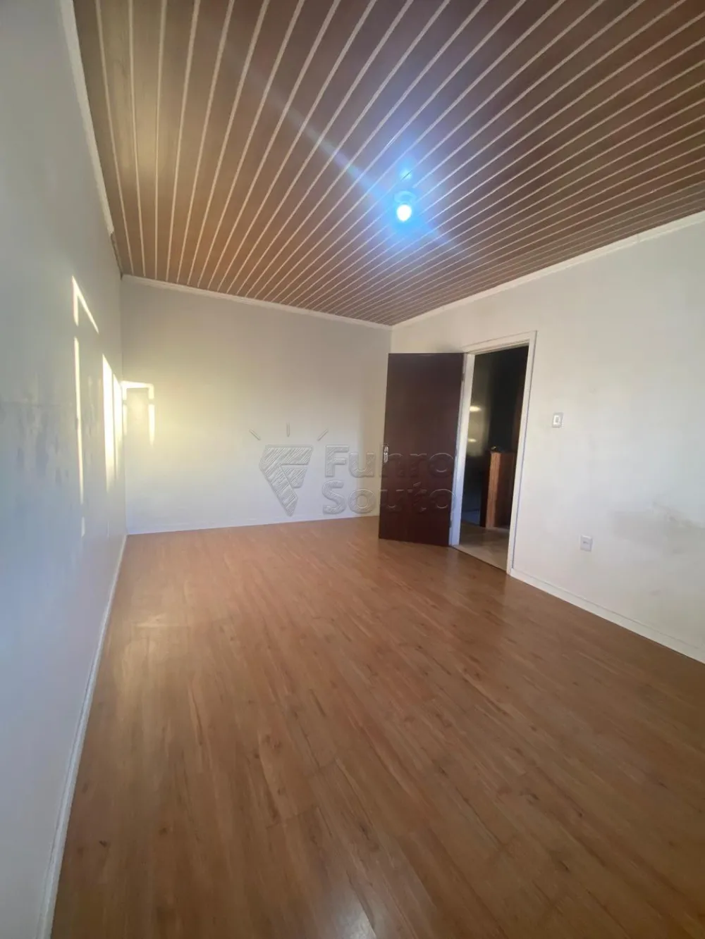 Comprar Casa / Padr&atilde;o em Pelotas R$ 380.000,00 - Foto 6