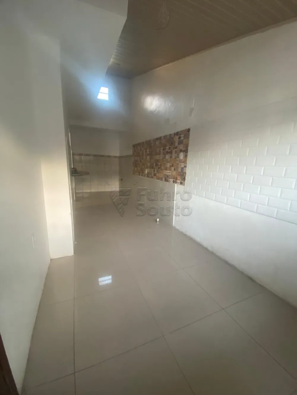 Comprar Casa / Padr&atilde;o em Pelotas R$ 380.000,00 - Foto 4