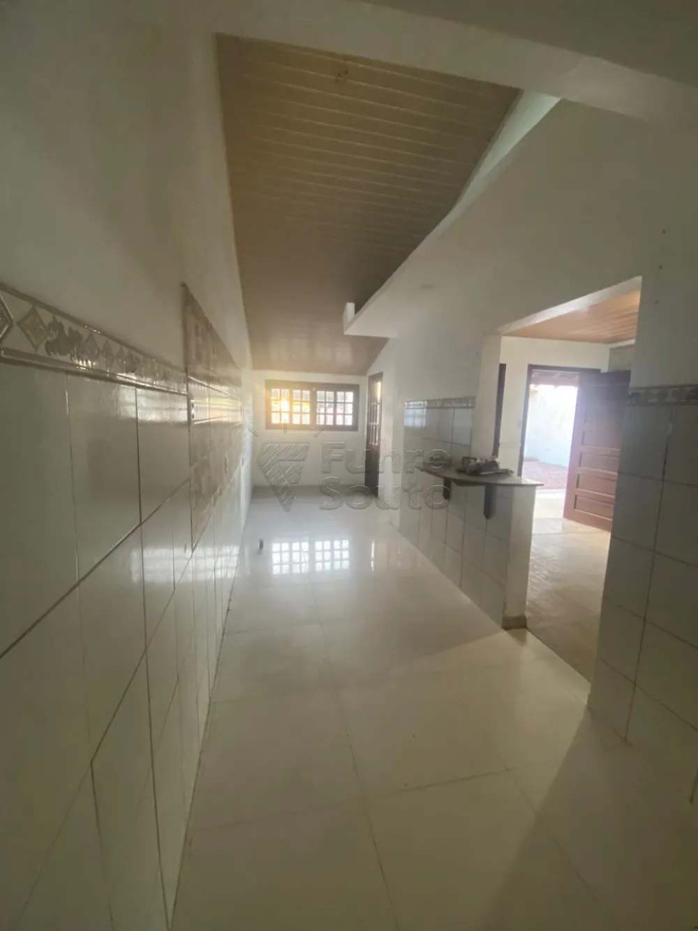 Comprar Casa / Padr&atilde;o em Pelotas R$ 380.000,00 - Foto 3
