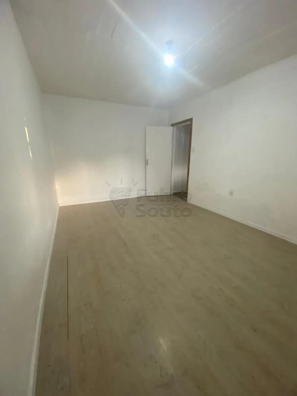 Comprar Casa / Padr&atilde;o em Pelotas R$ 380.000,00 - Foto 8