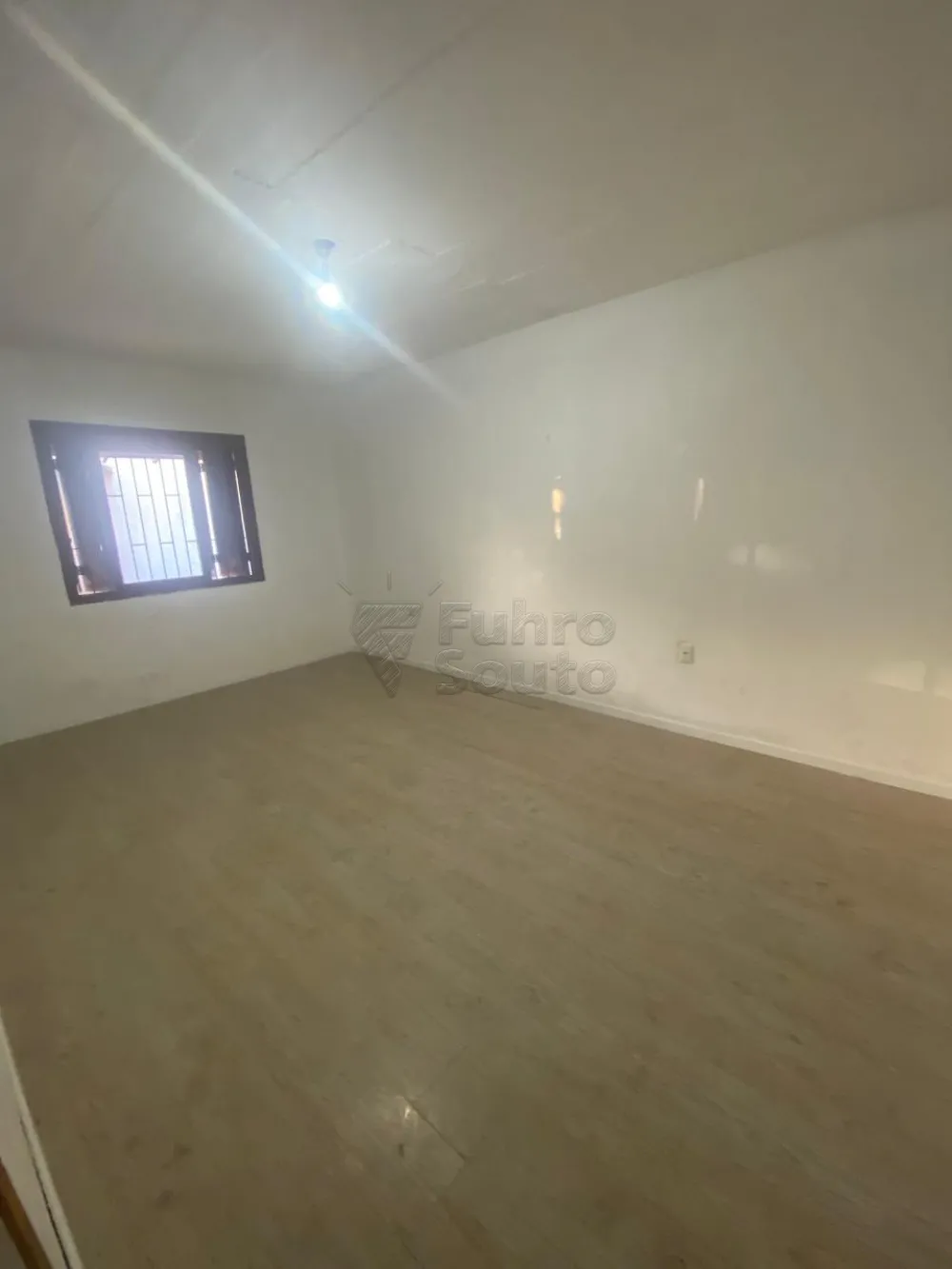 Comprar Casa / Padr&atilde;o em Pelotas R$ 380.000,00 - Foto 7