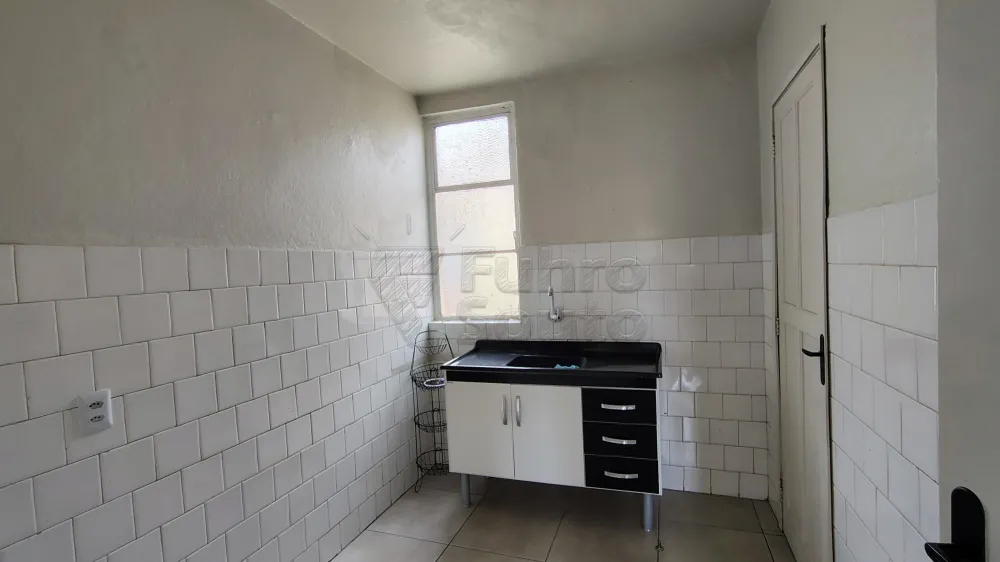Comprar Apartamento / Padr&atilde;o em Pelotas R$ 175.000,00 - Foto 2