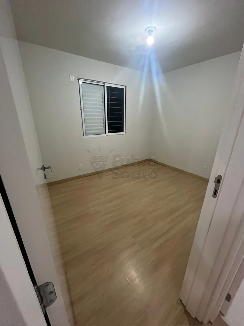 Comprar Apartamento / Padr&atilde;o em Pelotas R$ 170.000,00 - Foto 4