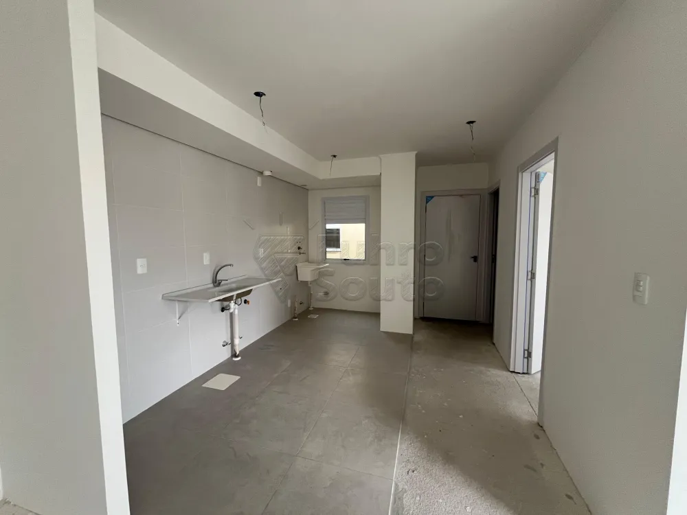 Comprar Apartamento / Padr&atilde;o em Pelotas R$ 245.000,00 - Foto 2
