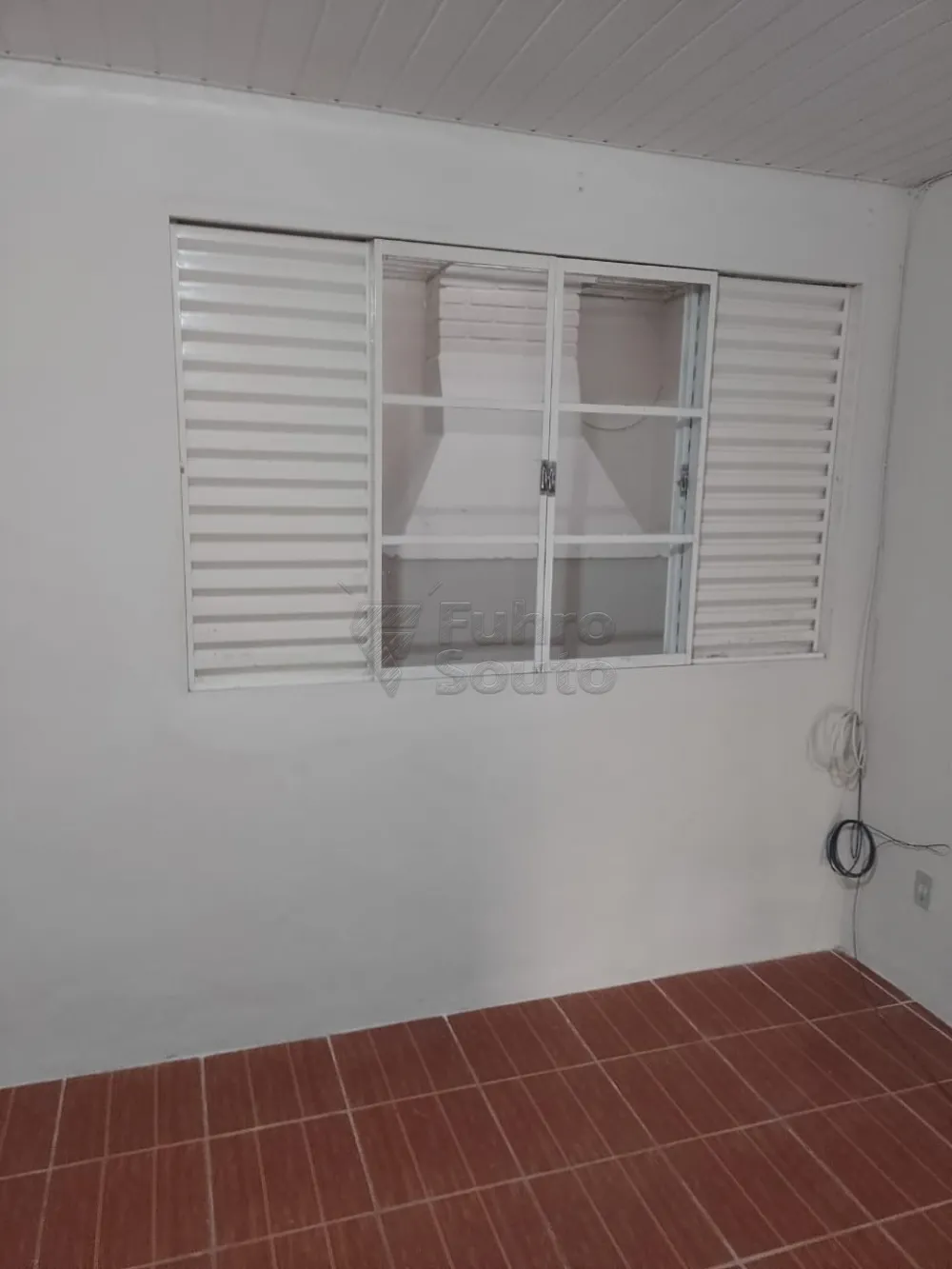 Comprar Casa / Padr&atilde;o em Pelotas R$ 310.000,00 - Foto 4