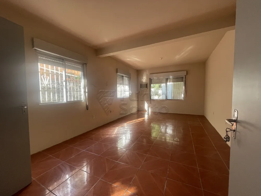 Comprar Casa / Padr&atilde;o em Pelotas R$ 310.000,00 - Foto 1