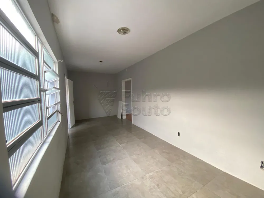 Comprar Casa / Padr&atilde;o em Pelotas R$ 350.000,00 - Foto 1